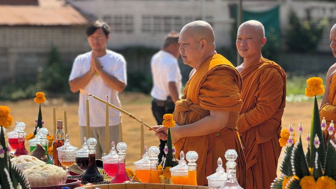 'เจ้าคุณธรรวัตร'นำทำพิธีบวงสรวงฤกษ์และเทวดาอารักษ์ครูช่าง สร้างเสาหงส์ และตุงหลวง วัดพระธาตุแช่แห้ง