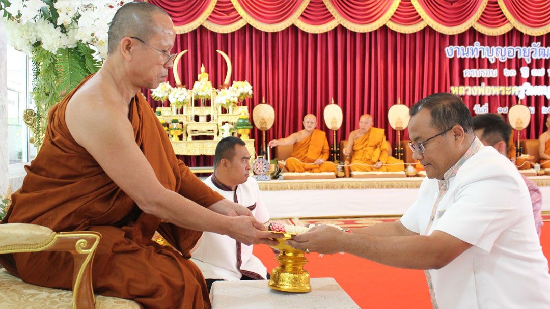 ผู้ว่าฯร้อยเอ็ด ลูกศิษย์ร่วมทำบุญอายุวัฒนมงคล 63 ปี'พระครูวิมลบุญโกศล'เกจิชื่อดังเมืองโหวด