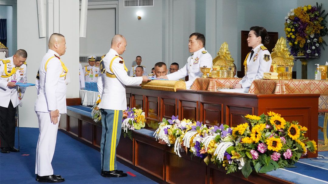 ‘ในหลวง-พระราชินี’ พระราชทานปริญญาบัตรผู้สำเร็จการศึกษา วปอ.