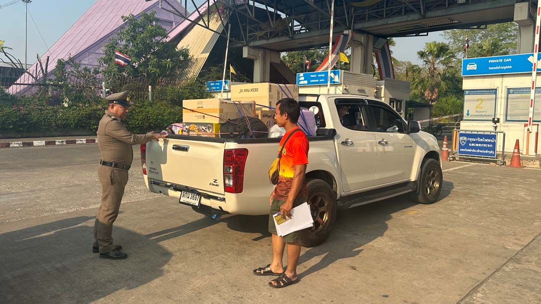 ‘จุดตรวจช่องเม็ก’ตม.อุบลราชธานี ตรวจเข้มยานพาหนะ ย้ำจนท.ห้ามยุ่งเกี่ยวสิ่งผิดกฎหมาย