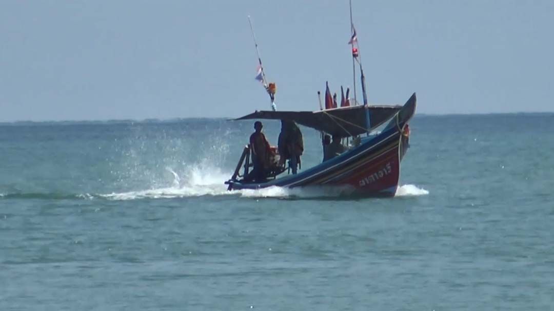 ‘ประมงพื้นบ้าน’ออกเรือจับปลาวันแรก หลังหยุดหลายวัน เหตุคลื่นลมแรง