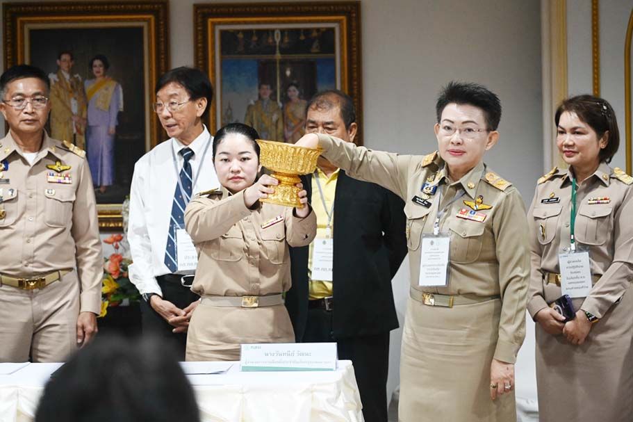 ชลทิพย์ เบอร์ 1-ไพฑูรย์ เบอร์ 2  สมัครเลือกตั้งสก.หนองจอกวันแรก