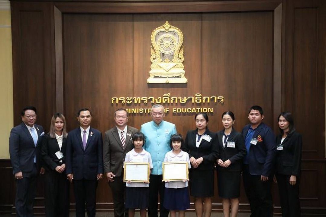 ‘เสมา1’ มอบรางวัลแสดงความยินดี 3 นักเรียนเก่ง