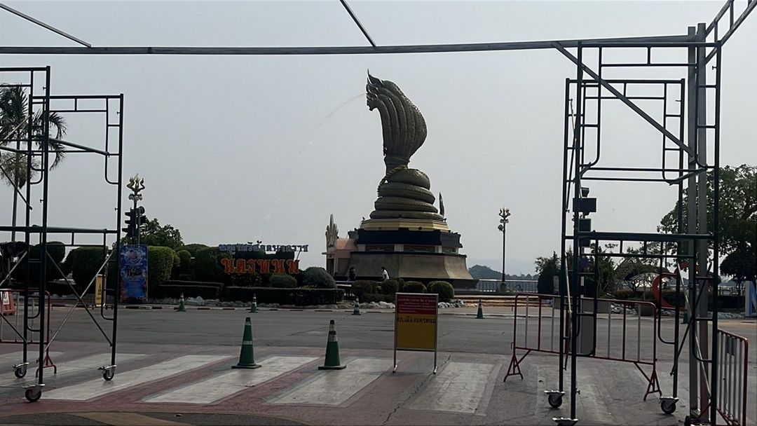 ปิดเมืองเป็น ‘ถนนข้าวปุ้น’ มหาสงกรานต์นครพนม-เล่นประชดความร้อนให้ชุ่มฉ่ำ
