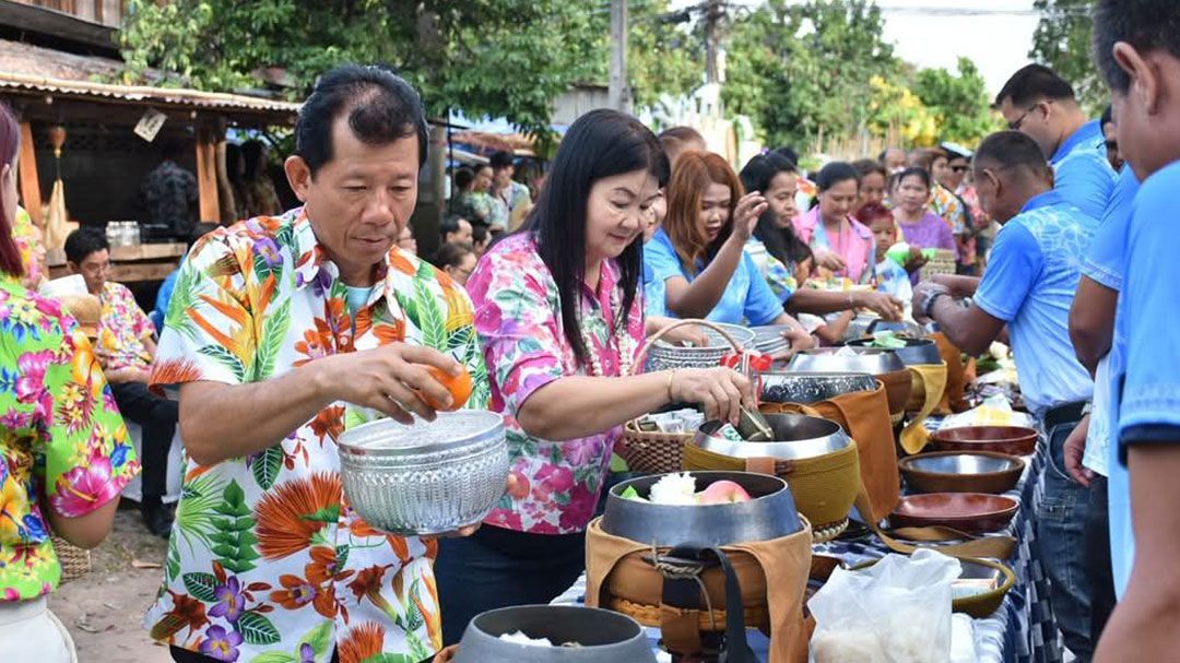 ชาว จ.อำนาจเจริญ ร่วมทำบุญตักบาตรคึกคักวันสงกรานต์