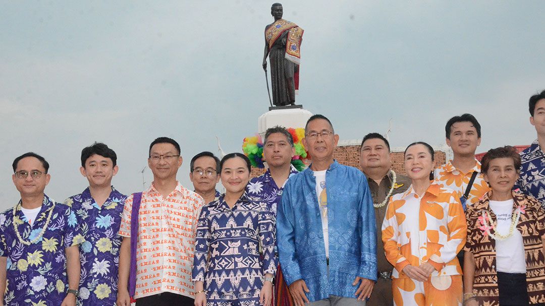 ‘รมว.วัฒนธรรม’ สรงน้ำพระแห่ผ้าแพรทองแพรเงิน557เมตร