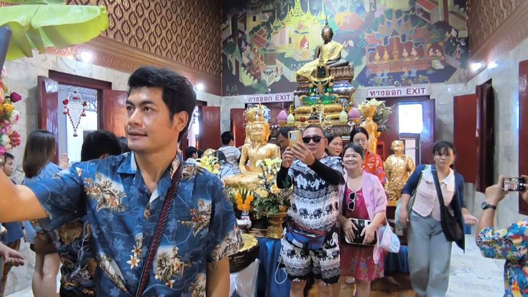 ในประเทศ - นทท.แห่กราบไหว้ หลวงพ่อปากแดง ขอพร-ขอเลขเด็ด