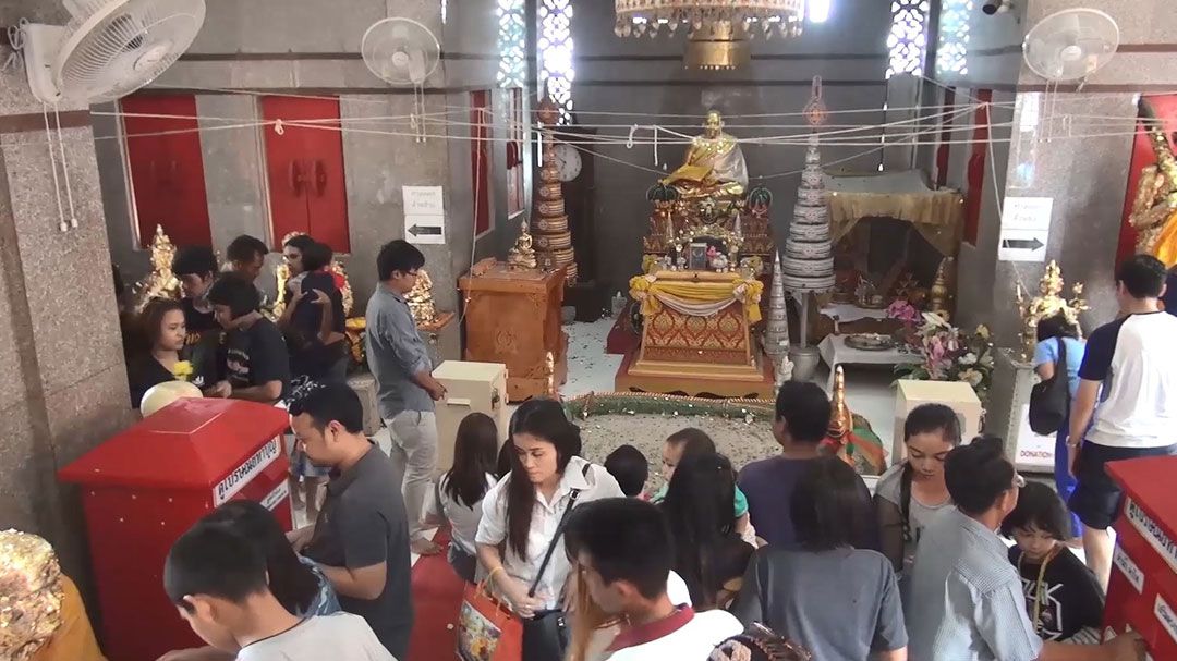นทท.กราบไหว้  ‘หลวงพ่อทวด’  เสริมสิริมงคล