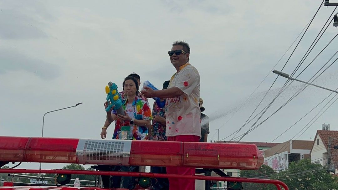 ปทุมธานี นายก อบต.คลองสามขึ้นรถดับเพลิงฉีดน้ำส่งท้ายสงกรานต์ถนนข้าวแกง