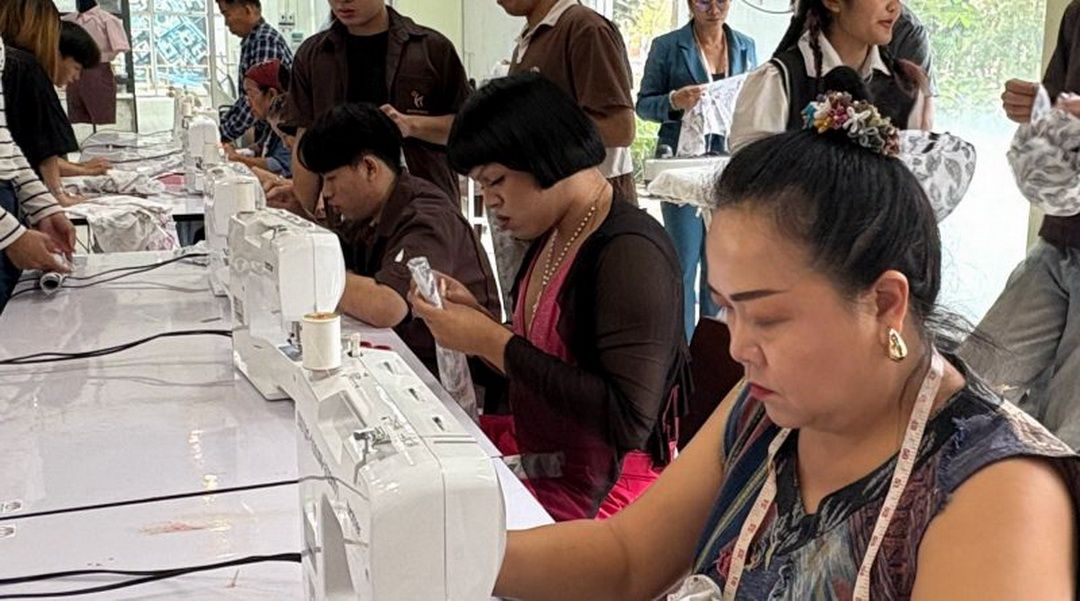 นักศึกษา มทร.กรุงเทพ ร่วมเป็นผู้ช่วยโครงการวิจัยฯ หลักสูตรการทำแพตเทิร์นเสื้อและกางเกงบุรุษเบื้องต้น