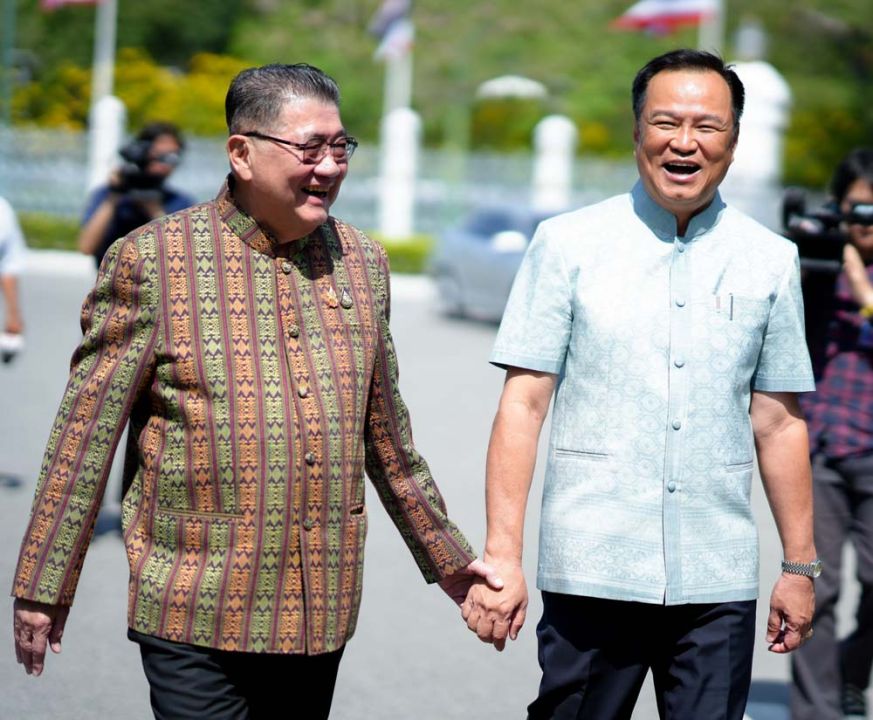 'อ้วน-หนู’โชว์หวานสยบร้าวพท.-ภท.  จับมือชั่วนิรันดร์  ‘อิ๊งค์’ยันไม่คิดปรับครม.