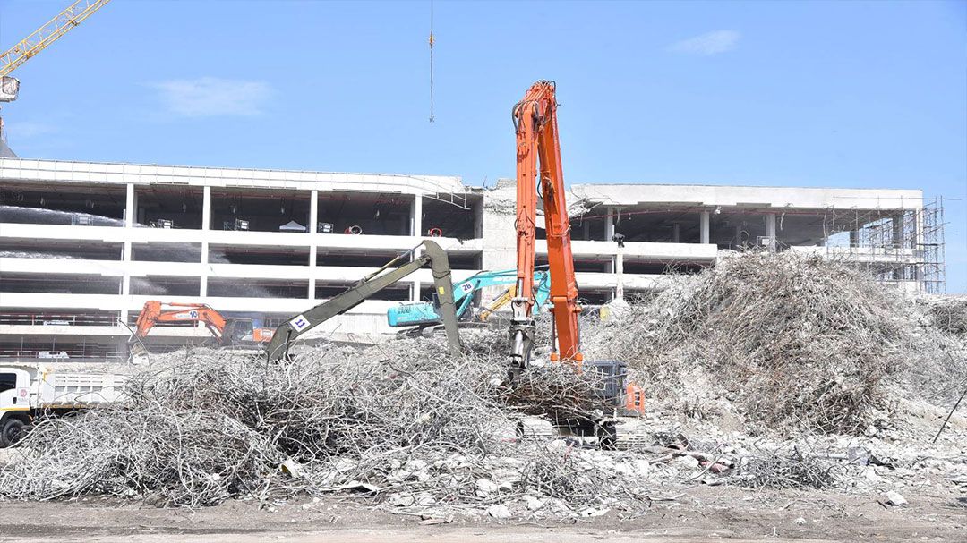 สปภ.เร่งลดความสูงซากตึกถล่ม ลุยค้นหาร่างข้างใต้