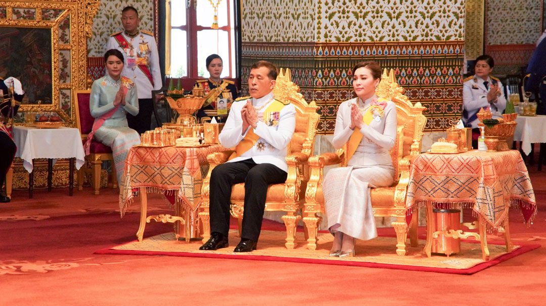 ‘ในหลวง-พระราชินี’เสด็จฯในการพระราชพิธีฉัตรมงคล ณ พระที่นั่งอมรินทรวินิจฉัย