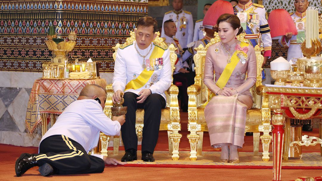 'ในหลวง-พระราชินี'เสด็จฯบำเพ็ญพระราชกุศลเนื่องในวันฉัตรมงคล ณ พระที่นั่งอมรินทรวินิจฉัย