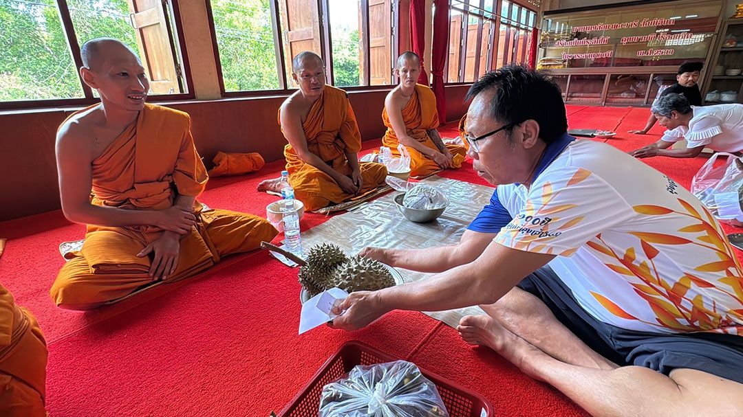 ชาวบ้านนำผลไม้ถวายพระ ทำบุญสลากภัต 1 ปี มีครั้ง