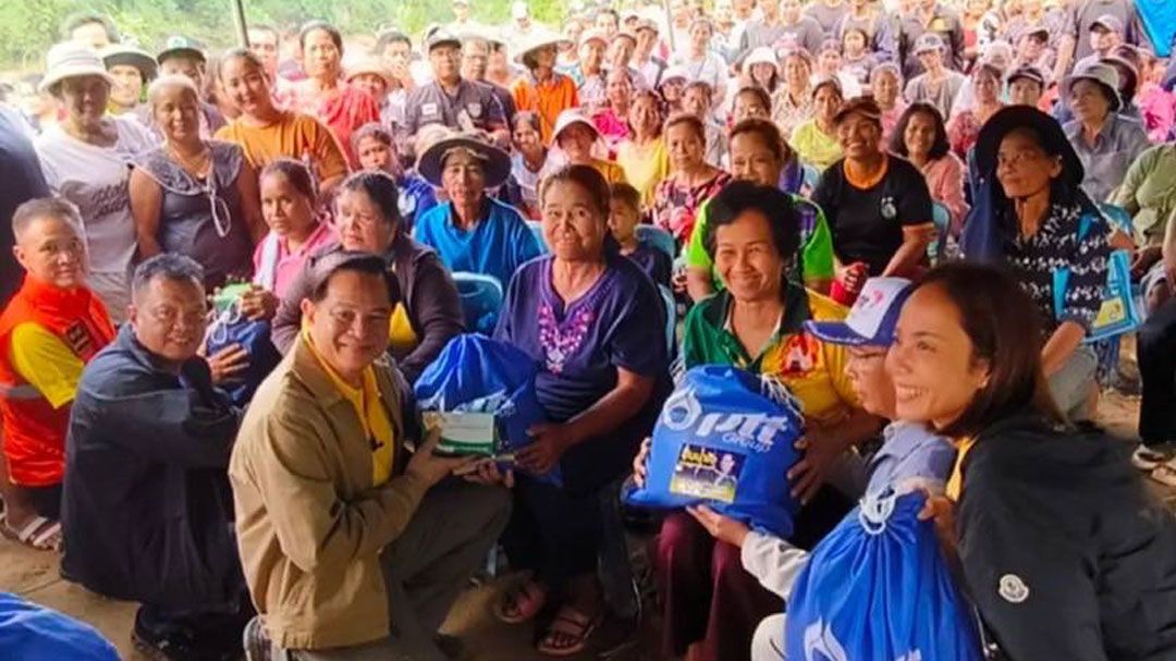 ‘เสธ.หิ.’เทียบ‘พิภพมัจจุราช’  ป้อง‘พีระพันธ์ุ’  ไม่รู้แจกถุงยังชีพติดสติ๊กเกอร์  โยนทีมงาน‘สส.ปุ้ย’ทำเอง