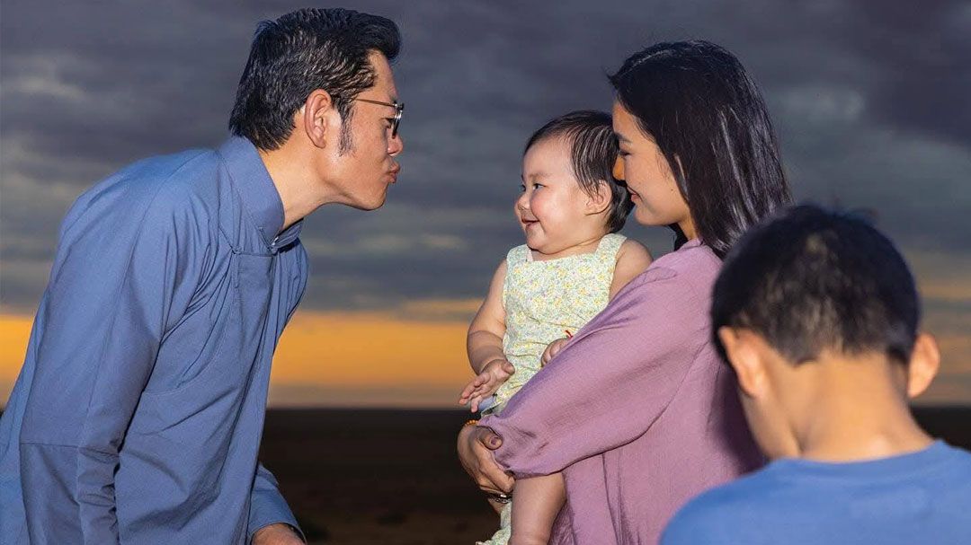 ภาพอบอุ่นใจความรักที่งดงามของ 'กษัตริย์จิกมี-สมเด็จพระราชินี-เจ้าชาย-พระธิดา' ในยามค่ำคืนของทะเลทรายโกบี