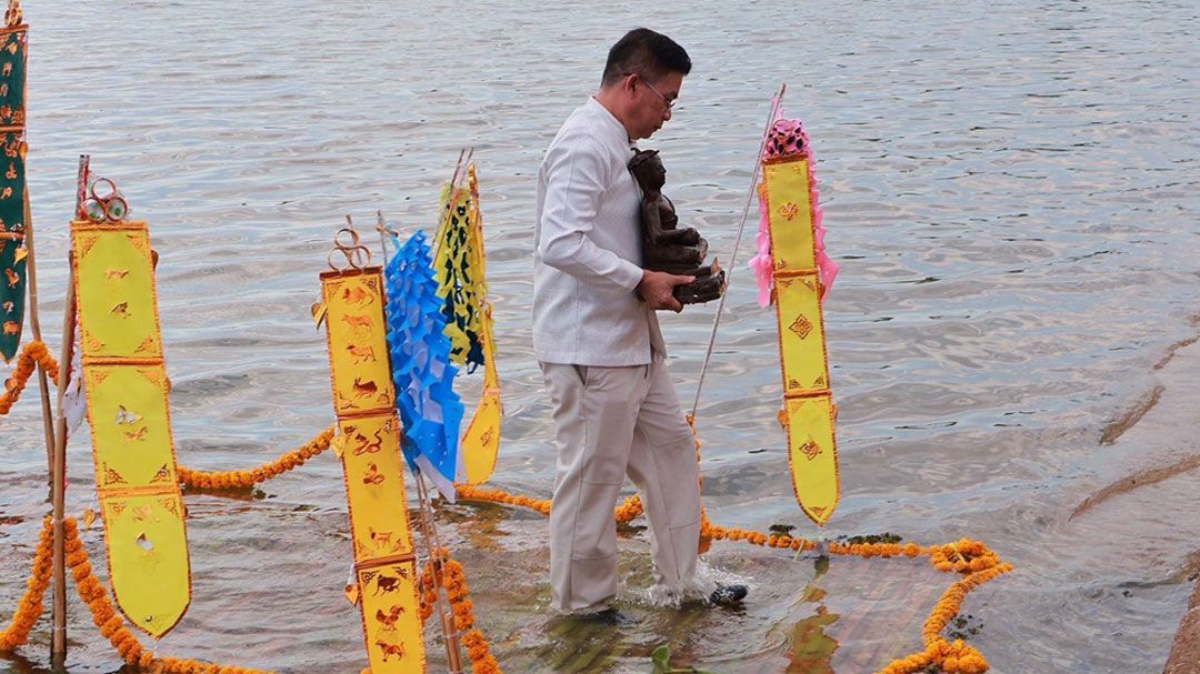 อัญเชิญ'พระอุปคุต'ขึ้นจากกว๊านพะเยาเตรียมงานแปดเป็งสุดอัศจรรย์เมฆบดบังแดด