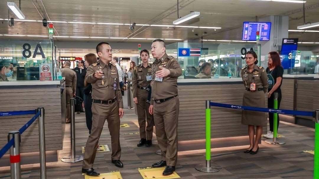 ‘ผบช.สตม.’ตรวจเยี่ยม‘ด่านท่าอากาศยานภูเก็ต’ เล็งติดตั้งช่องตรวจหนังสือเดินทางอัตโนมัติ