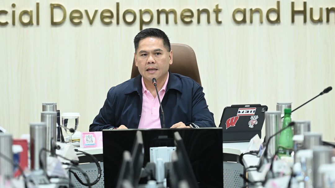 'วราวุธ' ส่ง ทีม ศรส. ของกระทรวง พม. เยี่ยม-เยียวยา ทุกครอบครัวผู้ประสบเหตุ ตึก สตง.ถล่ม