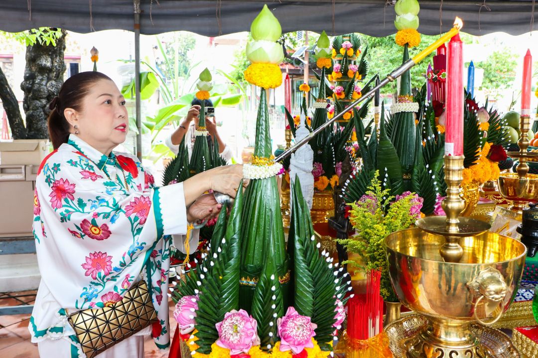 ‘อาจารย์โอ๊ก’จัดพิธีบูชาครูประจำปี 2568 ครอบเศียรองค์ท้าวเวสสุวรรณ และทอดผ้าป่า