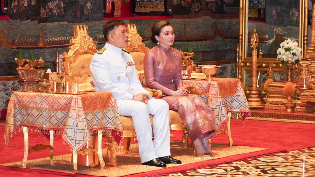 'ในหลวง-พระราชินี' เสด็จฯ ในการตั้งเปรียญแก่พระภิกษุ และสามเณร เนื่องในพระราชพิธี ทรงบำเพ็ญพระราชกุศลวิสาขบูชา