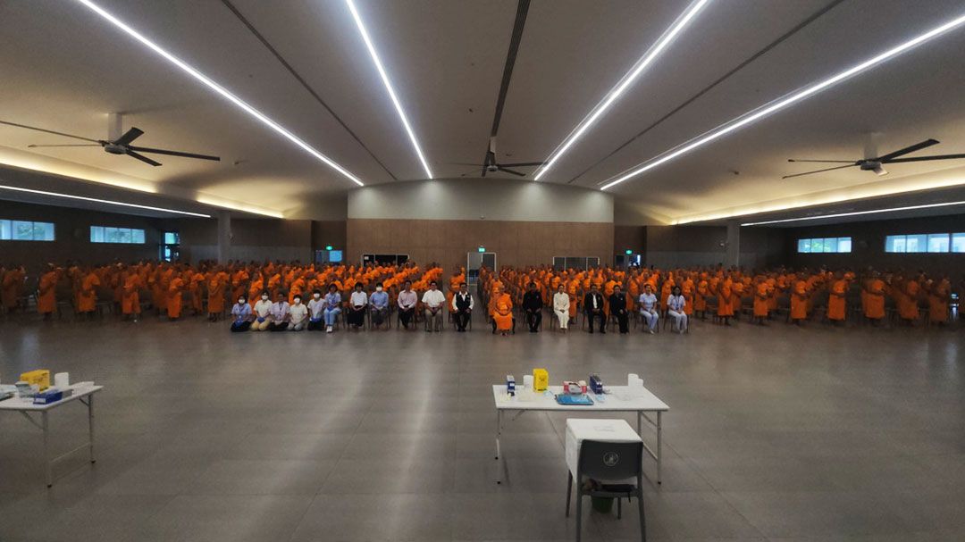 ครั้งแรก! ‘ฉีดวัคซีนไข้หวัดใหญ่’ ให้สามเณรวัดพระธรรมกายกว่า 500 รูป