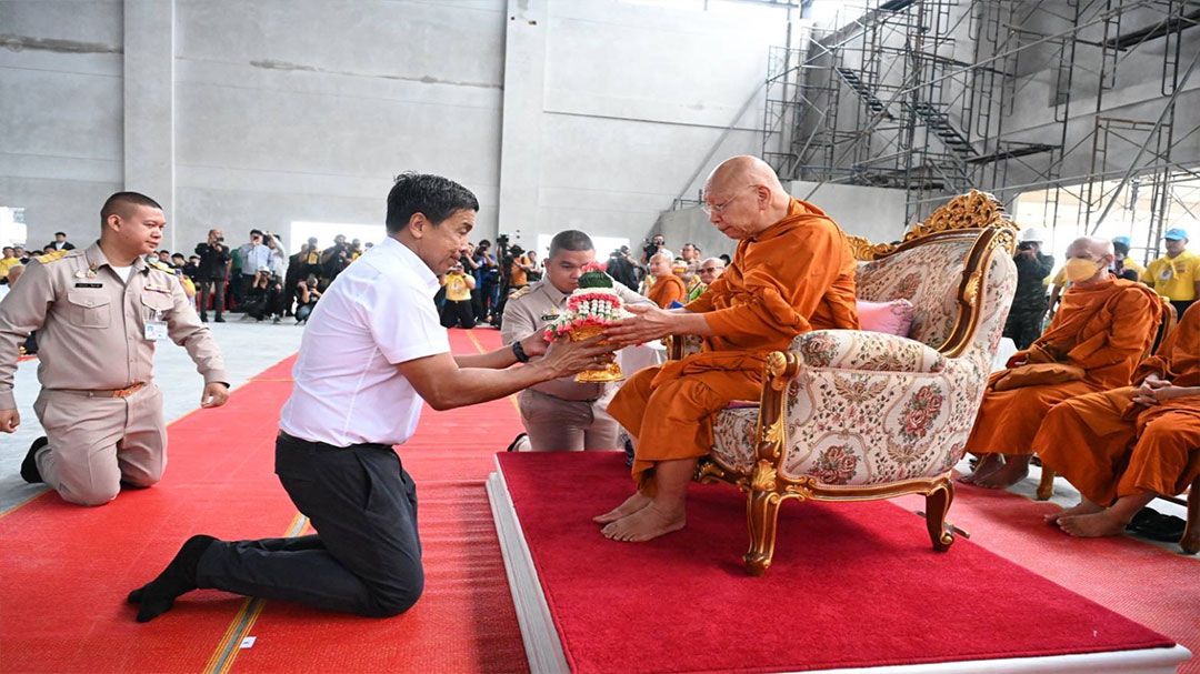 'ชัชชาติ' นำทีมทำบุญอุทิศส่วนบุญส่วนกุศล วางดอกไม้ยืนไว้อาลัยผู้เสียชีวิตที่ตึกสตง.