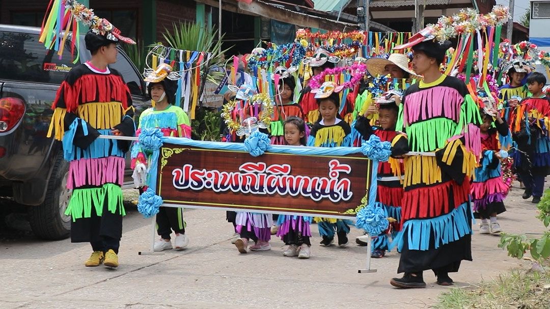 จ.เลย จัดงานขอฝน-แทนพระคุณวัวควาย-ชาวบ้านแห่ ‘ผีขนน้ำ’