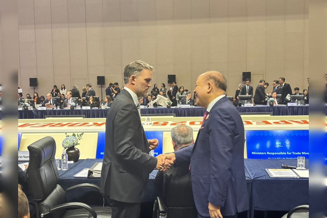 พิชัย” พบผู้แทนการค้าสหรัฐฯ (USTR) บนเวทีเอเปค ที่เชจู แจ้งพร้อมเปิดโต๊ะเจรจา ณ วอชิงตัน ดี.ซี. เผยข้อเสนอไทยได้เสียงตอบรับดี