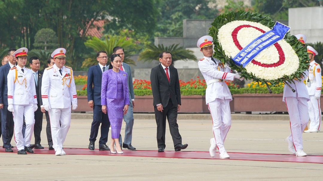 'นายกฯ'ร่วมพิธีวางพวงมาลาอนุสาวรีย์วีรชนและผู้เสียสละบั๊กเซิน-สุสานโฮจิมินห์
