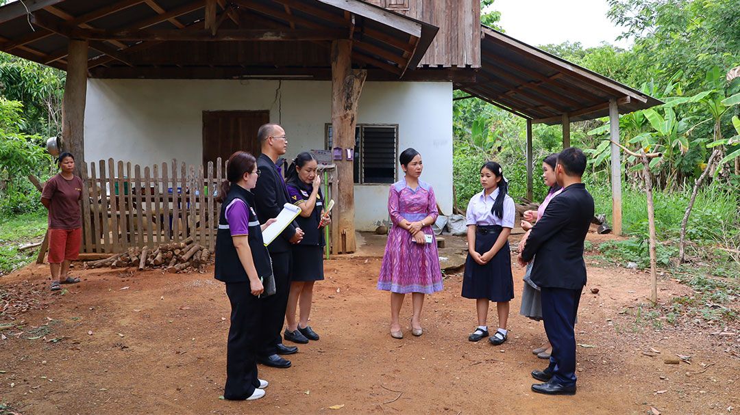 สพม.จ.น่าน นำลงพื้นที่มอบเงินช่วยนักเรียน ม.4 สร้างกำลังใจดำเนินชีวิต