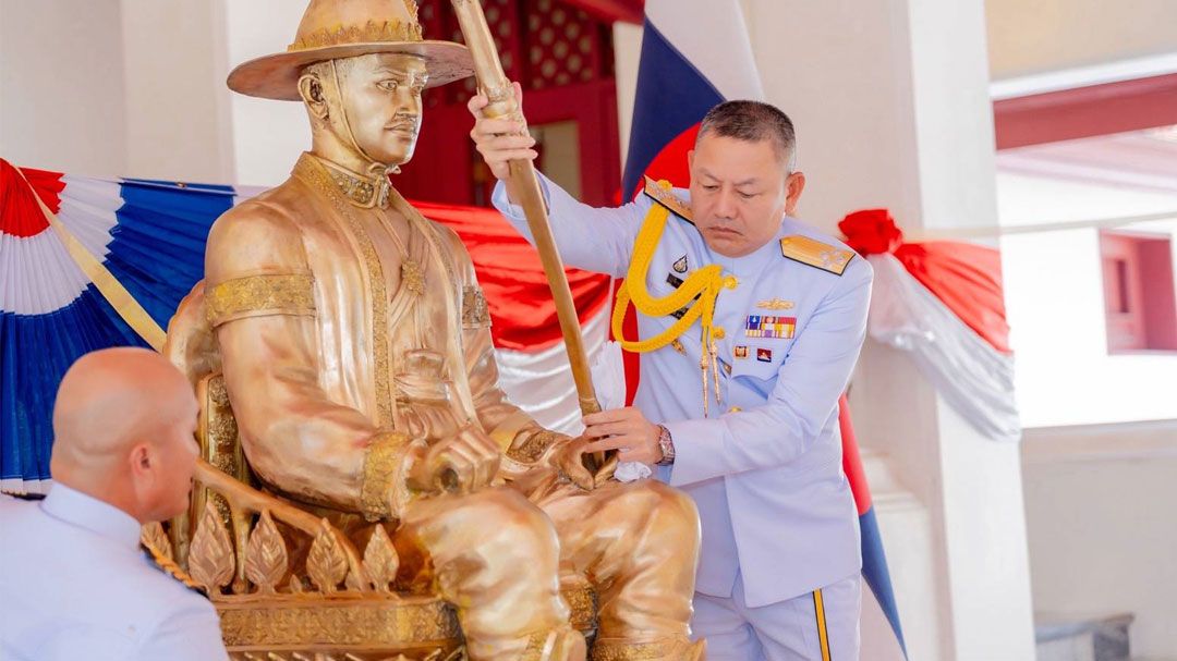 ผบ.ทร.เชิญพระบรมรูปหล่อ พระเจ้าตากสินฯ มาพระราชวังเดิม ชั่วคราว