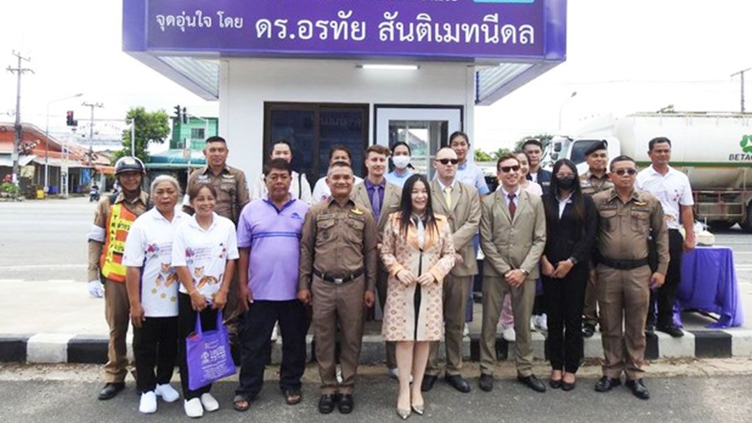รร.นานาชาติเมทนีดล มอบป้อมไฟจราจรให้แก่ สภ.บ้านแฮด
