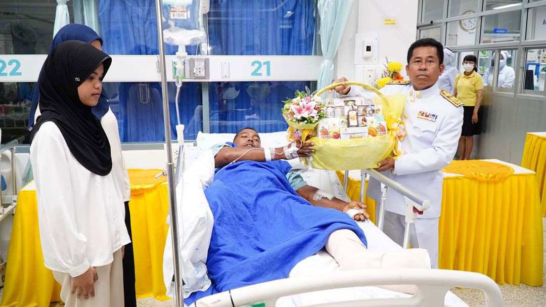 โปรดเกล้าฯรองผู้ว่าฯยะลา เชิญดอกไม้และตะกร้าสิ่งของพระราชทาน ไปมอบให้กำลังพลที่ได้รับบาดเจ็บเหตุคนร้ายลอบยิง