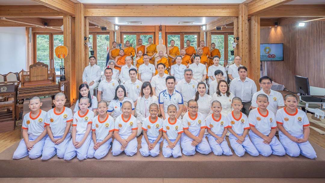 'สามเณรปลูกปัญญาธรรม ปี 11'ลาสิกขาอย่างเปี่ยมความหมาย ถ่ายทอดบทเรียน'กตัญญูคู่ความดี'จากใจ 12 สามเณร