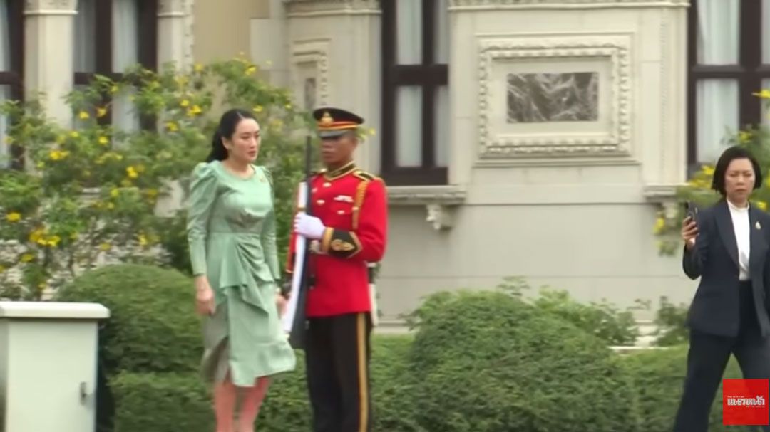 (คลิป)แฟชั่นนายกฯวันนี้ อับอายไหม? ต้อนรับประธานาธิบดีอินโดนีเซีย ด้วยกระโปรงผ่าสูง สุดเซ็กซี่