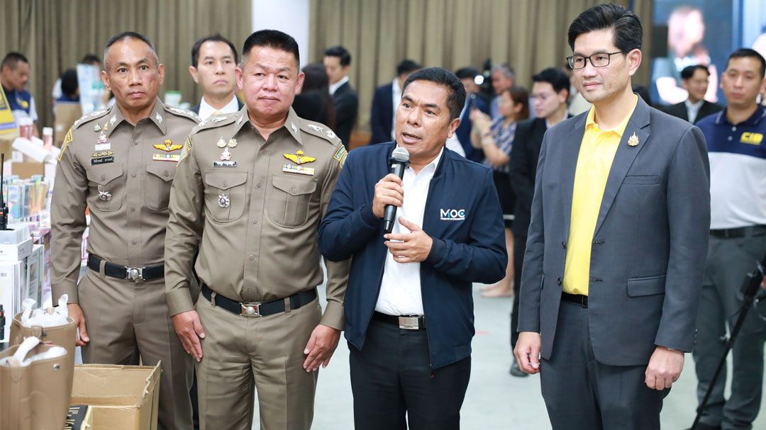 พาณิชย์ ร่วมกับ บก.ปอศ. บุกทลายโกดังสินค้าปลอมเครื่องหมายการค้า