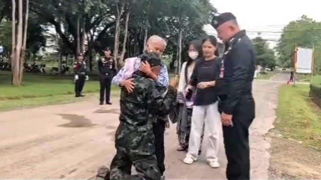 เรื่องราวซึ้งใจวันพบญาติทหารใหม่ มทบ.34 แม่ทัพใจดีส่งรถรับยายบ้านเยี่ยมหลานพลทหาร