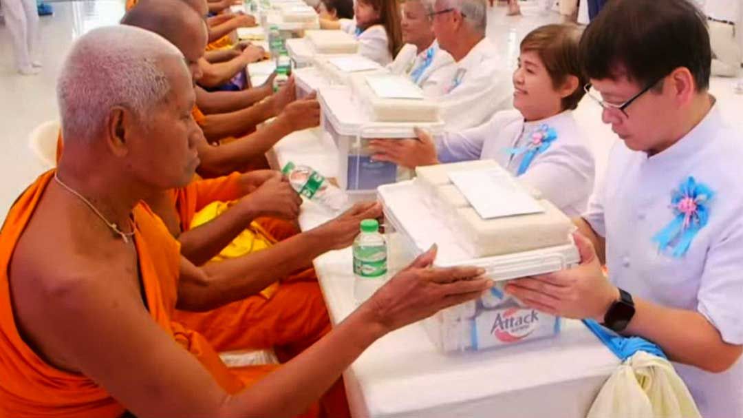 ‘วัดพระธรรมกาย’ จัดพิธีถวายสังฆทาน‘หนุนใจพระ-ครู-ตำรวจ-ทหาร’ชายแดนใต้