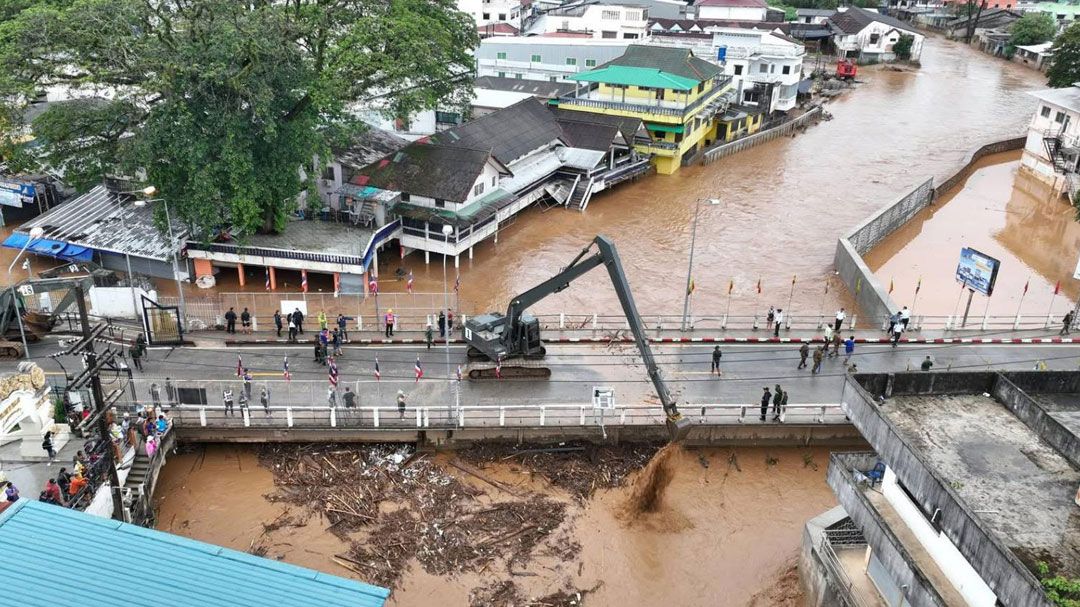 ฝนกระหน่ำหนักน้ำท่วมกลางดึก ‘แม่สาย’อ่วมอีก! ขนของอพยพจ้าละหวั่น
