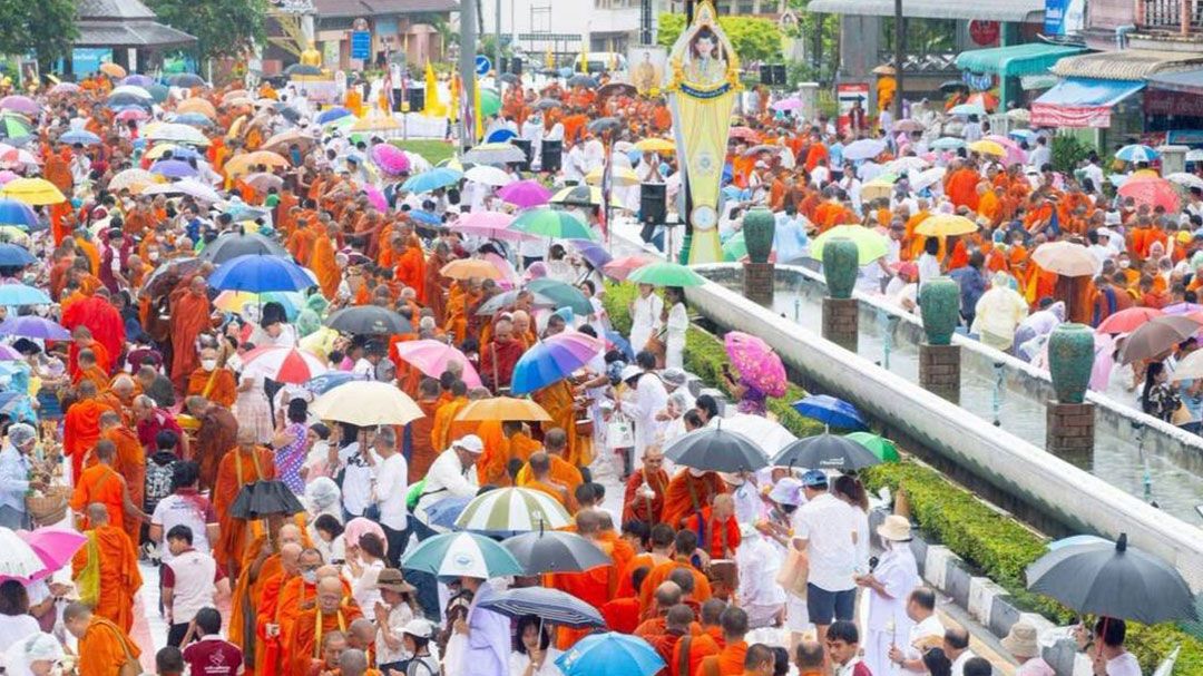 ชาวพุทธตักบาตรพระ1,000รูป ฉลอง110ปีเมืองทับเที่ยง