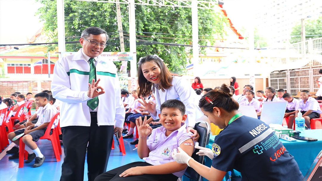 ‘ดีไลน์ หน่วยกู้สู้หวัด’ ลุยฉีดวัคซีนไข้หวัดใหญ่รร.- ชุมชนวัดประชาระบือธรรม