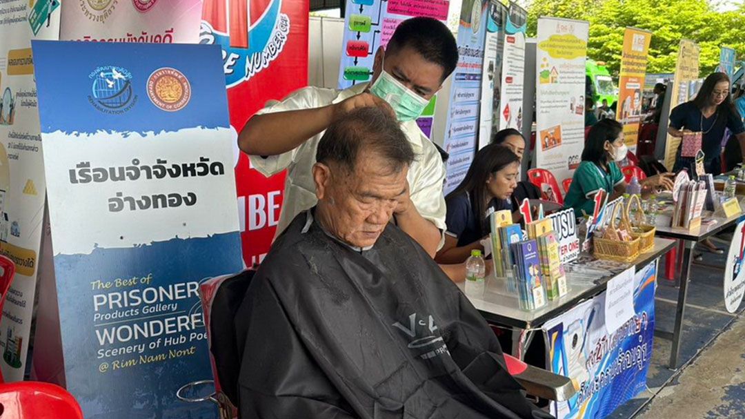 ‘ผู้ต้องขังชั้นดี’ ตัดผมฟรีให้ประชาชน-ตามนโยบาย ‘คืนคนดีกลับสู่สังคม’