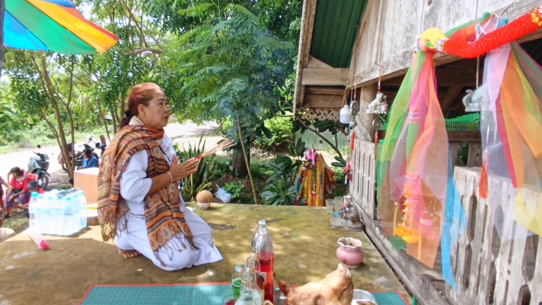 'ชาวบ้านตรอน'อุตรดิตถ์ ร่วมพิธีบวงสรวงศาลเจ้าพ่อคำป้อง ส่องลุ้นโชคใหญ่