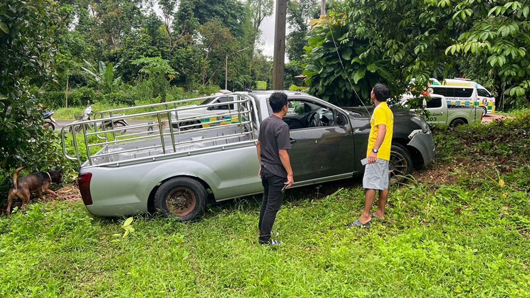 หนุ่มตัดทุเรียนโรคประจำตัวกำเริบขณะขับรถกลับจากส่งเพื่อนตกถนนพุ่งชนคันดินเสียชีวิต