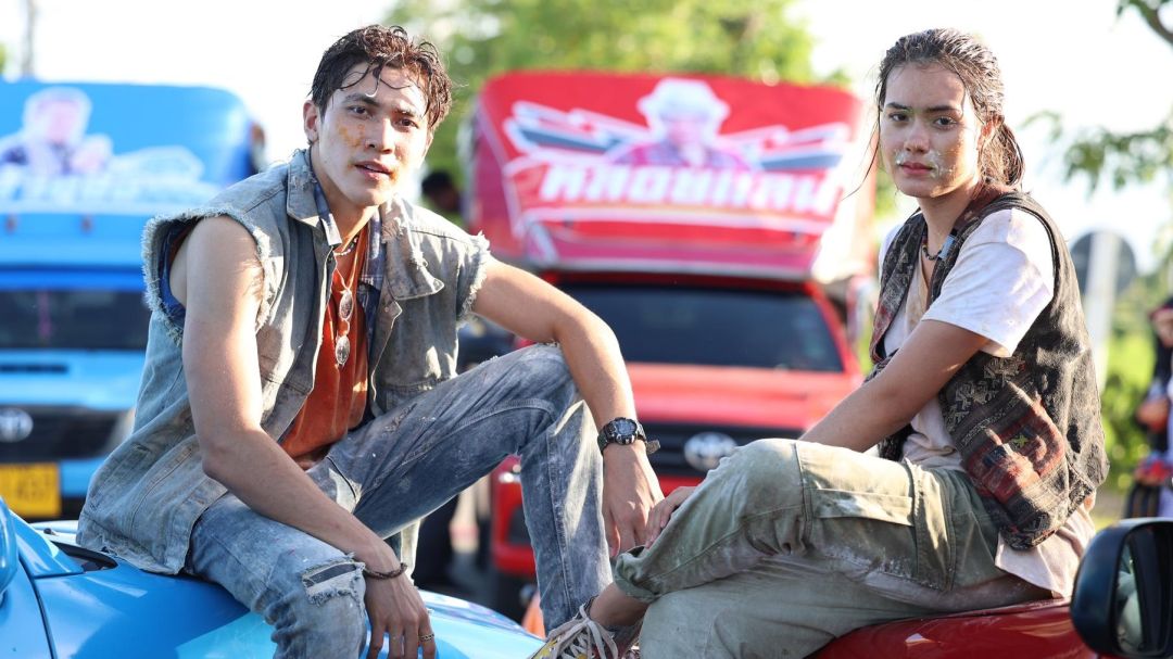 ‘สมิธ - เดนิส’ ซิ่งสองแถวเปิดศึกเสิร์ฟความม่วนคัก ในละคร ‘ผู้บ่าวสุดซ่าส์กะอีหล่าขาซิ่ง’