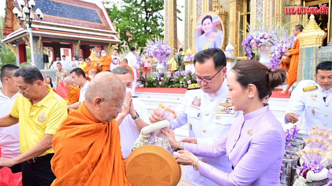 'อนุทิน' นำข้าราชการ มท. ทำบุญตักบาตร ถวายเป็นพระราชกุศล
