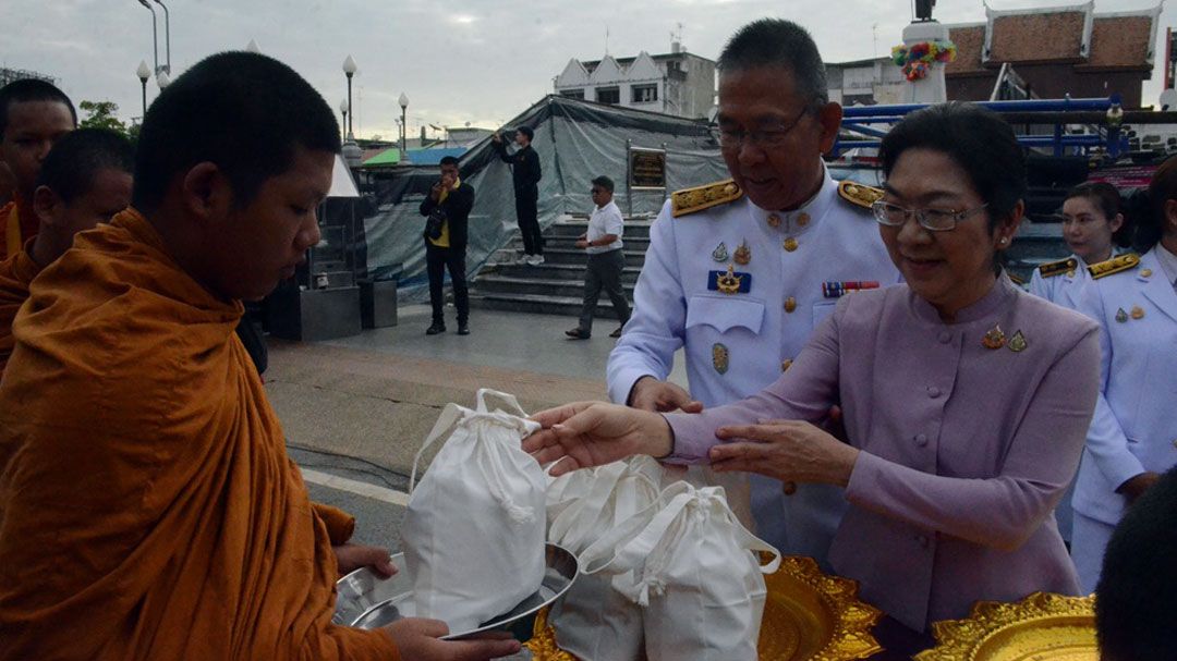 ชาวโคราชพร้อมใจ! ทำบุญตักบาตร ถวายพระพร 'พระราชินี' เนื่องในวันคล้ายวันพระราชสมภพ