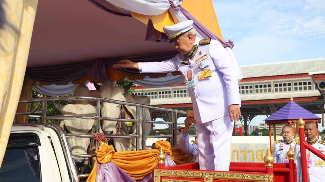 ในหลวง โปรดเกล้าฯ ปธ.องคมนตรี ผู้แทนพระองค์ บำเพ็ญพระราชกุศล วันเฉลิมพระชนมพรรษาพระราชินี